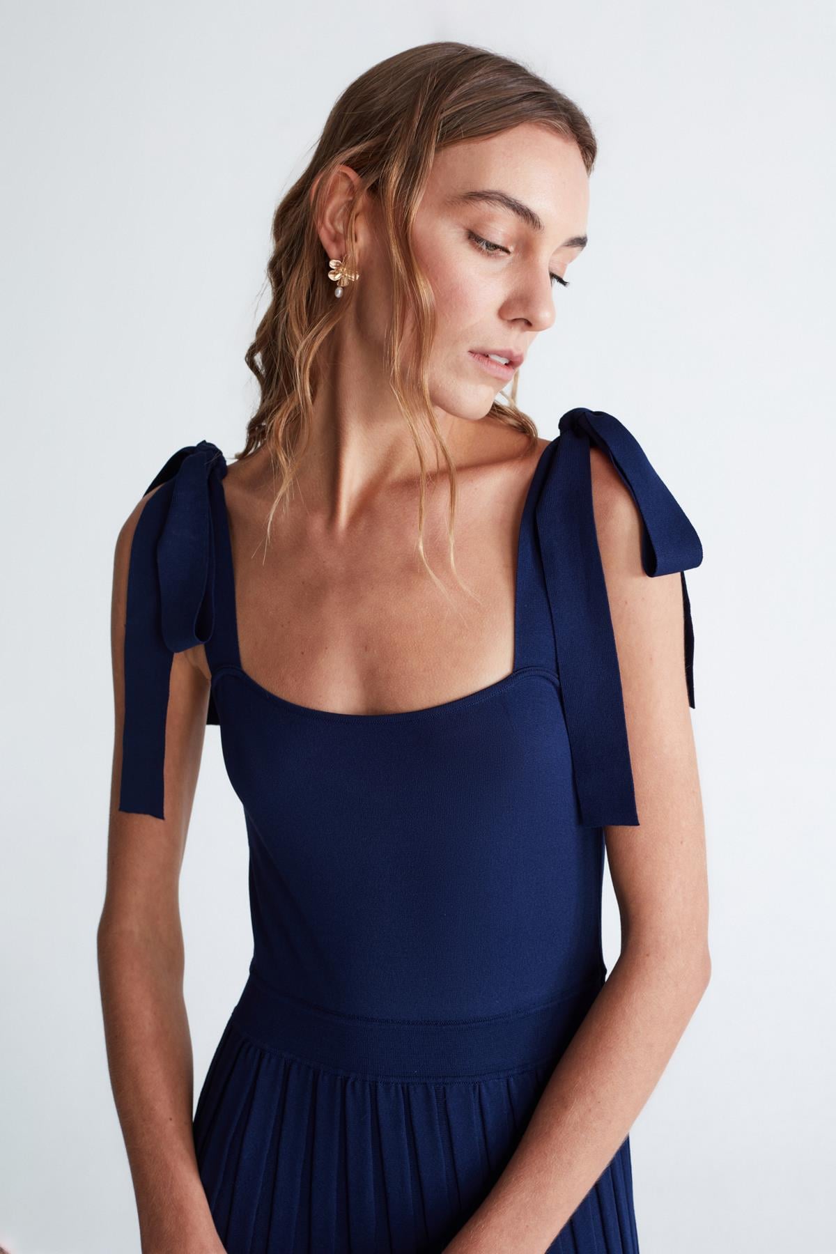 Styleboom X Peraluna Kelly Dress Askılı Bağlama Detaylı Rahat Kesim Midi Boy Yazlık Kadın Triko Elbise - Lacivert