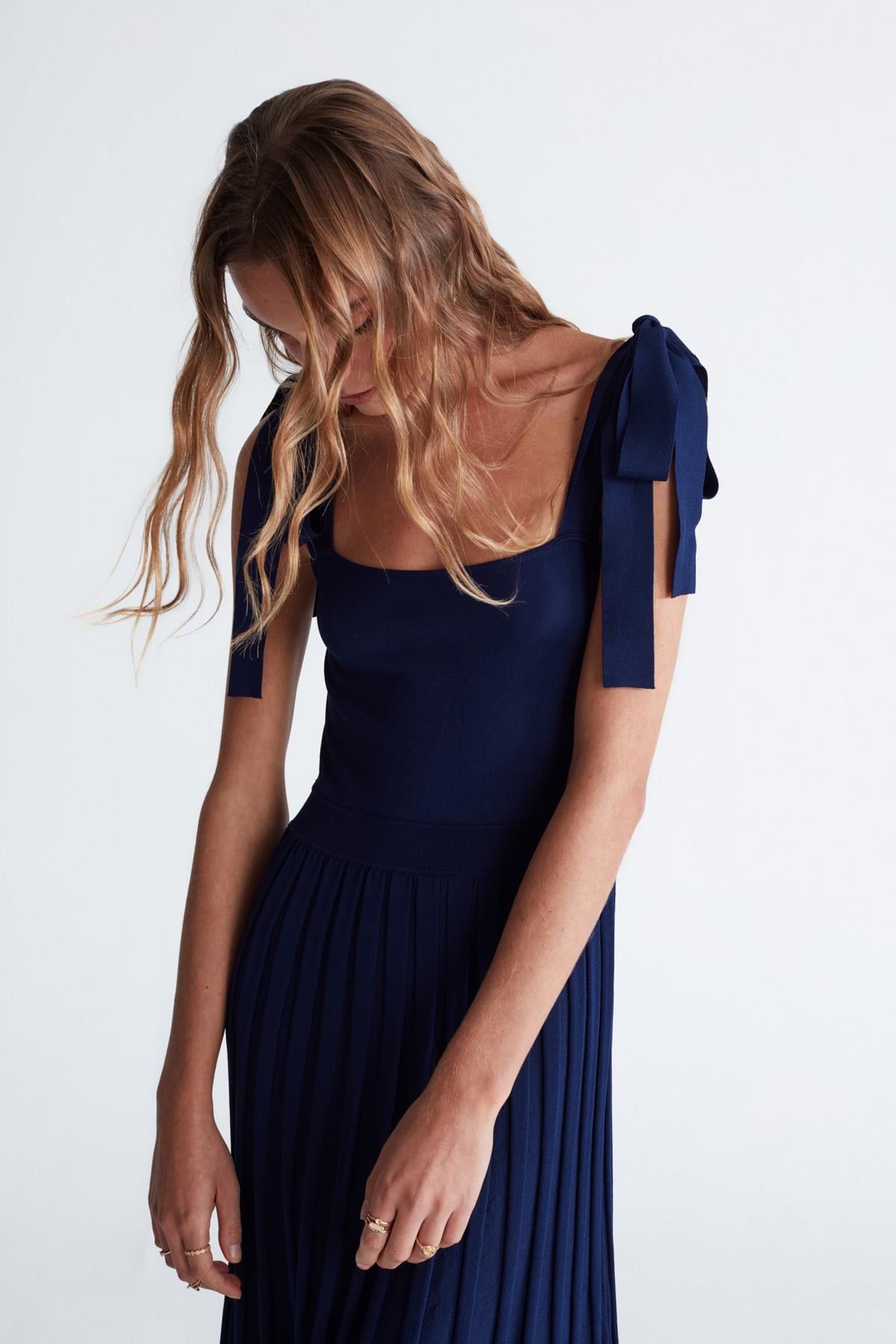 Styleboom X Peraluna Kelly Dress Askılı Bağlama Detaylı Rahat Kesim Midi Boy Yazlık Kadın Triko Elbise - Lacivert
