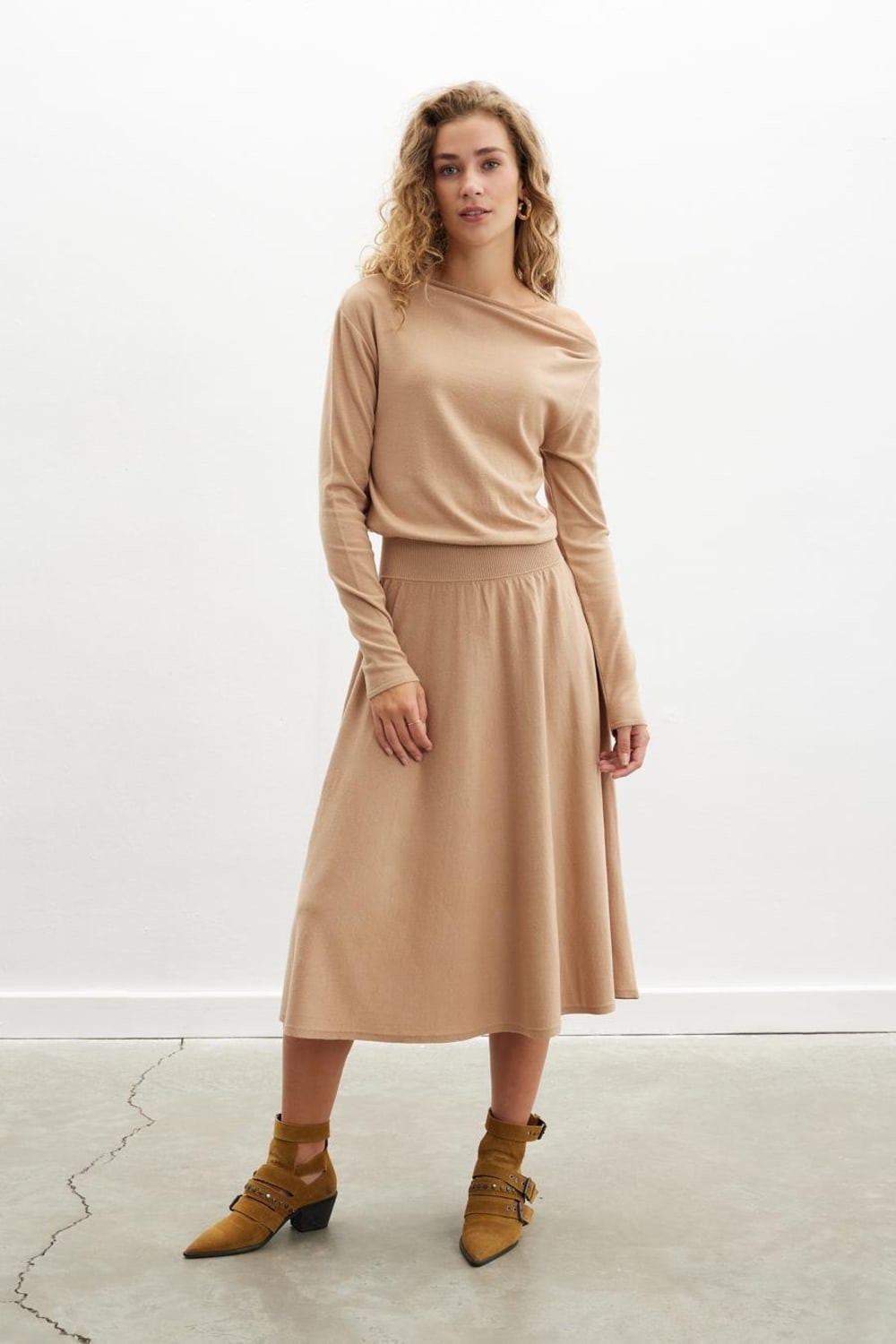 Peraluna-Styleboom X Mayfair Dress Yaka Büzgü Detaylı Tek Omuz Açık Kadın Triko Elbise-Elbise-3-Milagron.com