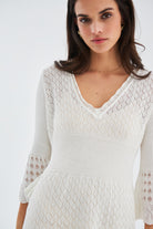 Peraluna-Yoho Dress Ajurlu V Yaka Diz Hizası Yazlık Kadın Triko Elbise Ekru-Elbise-4-Milagron.com