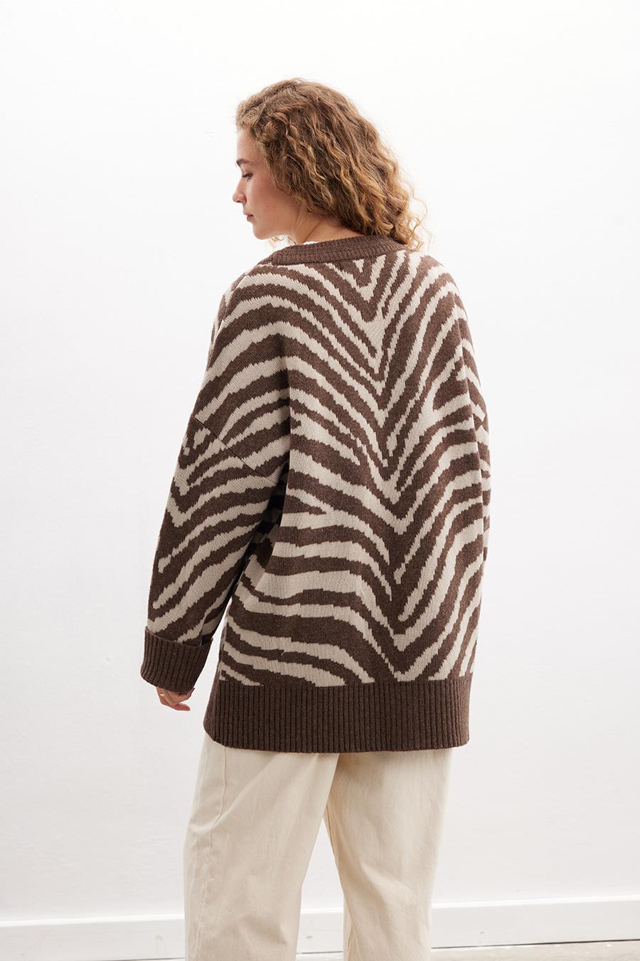 Peraluna Zebra Cardigan V Yaka Zebra Desen Organik Pamuk-Yün Karışım Geniş Kesim Kadın Triko Hırka - Kahve