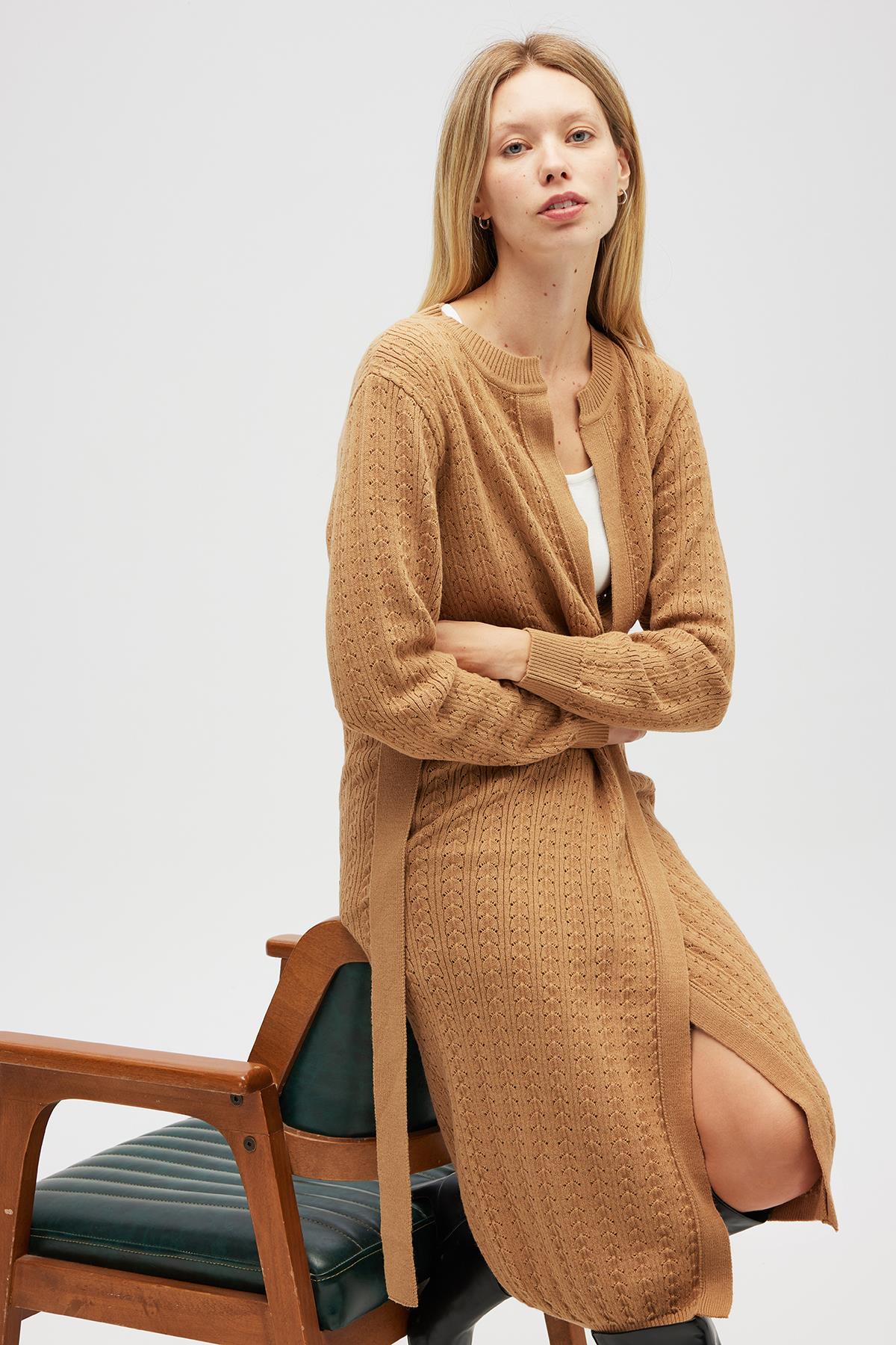 Peraluna-Zeyna Mini Kabartma örgülü Uzun Triko Hırka Camel-Hırka-4-Milagron.com