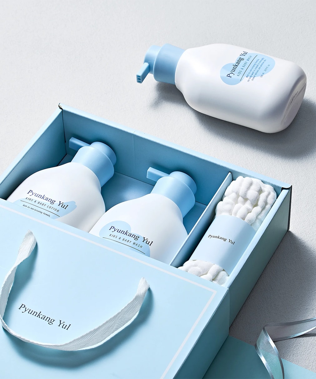 Kids & Baby Line Gift Set (3 Types) (Kids&Baby Lotion 590ml+Wash590ml+Towel) - Bebek ve Çocuk Cilt ve Vücut Bakım Seti (Losyon + Temizleyici + Havlu)