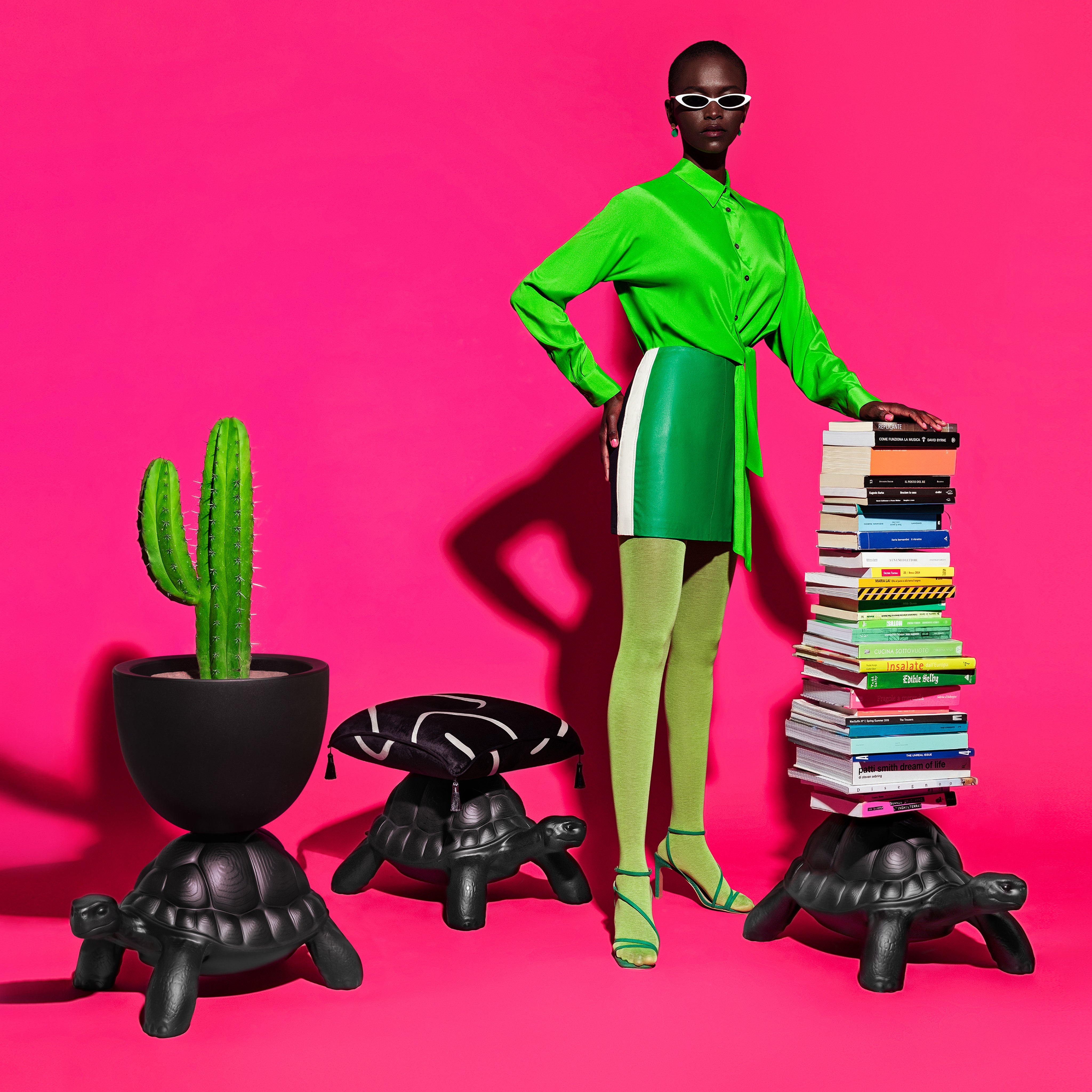 Qeeboo-Turtle Carry Siyah Kitaplık-Kitaplık-3-Milagron.com