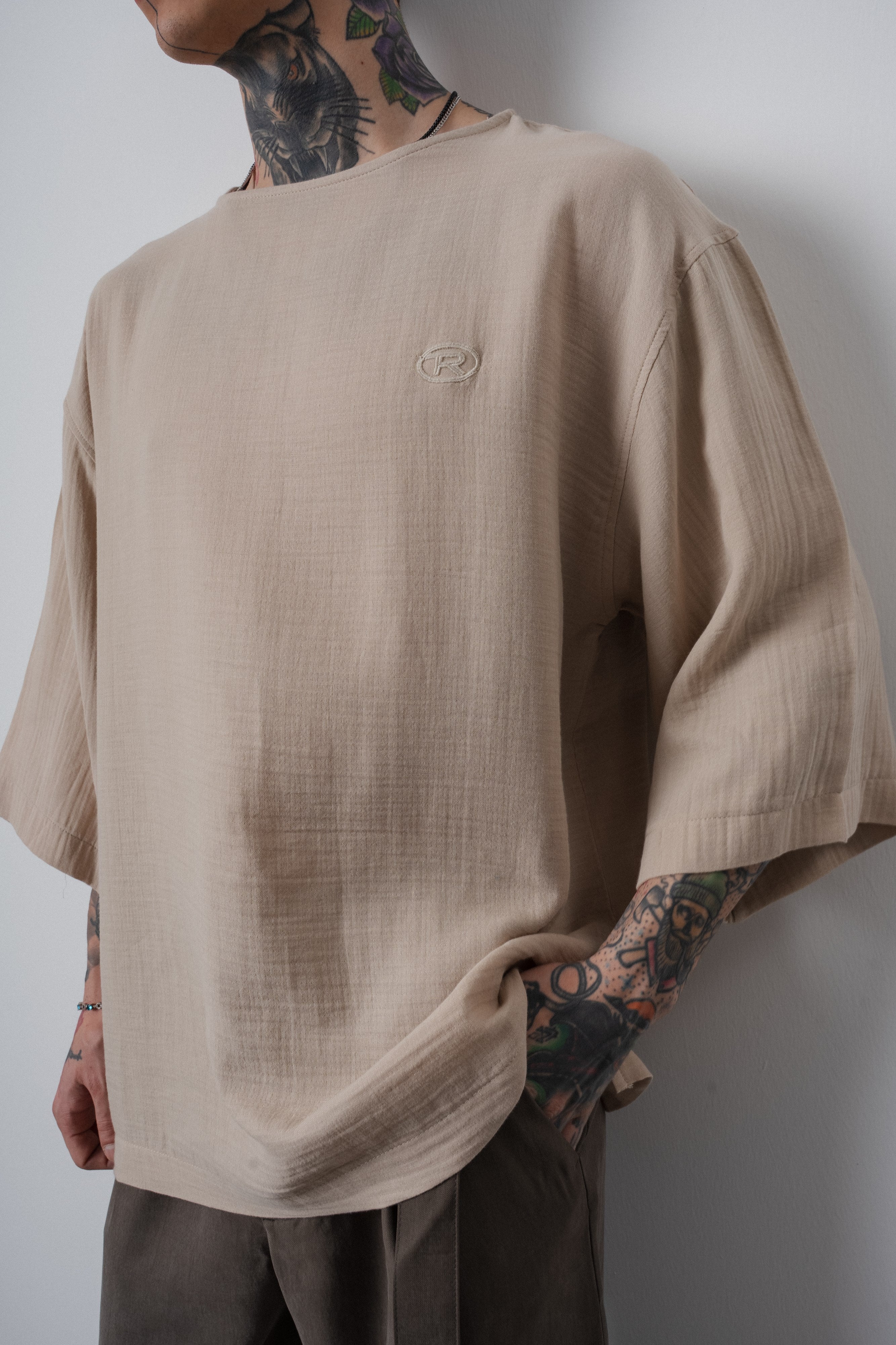 Erkek R Nakışlı Fakir Kol Müslin Oversize T-Shirt Bej