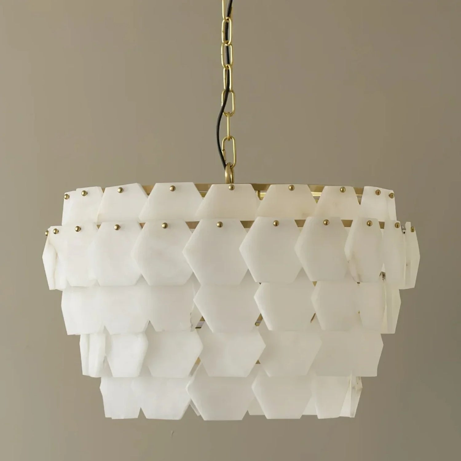 Hexaluxara Modern Lüks Katmanlı Altıgen Doğal Alabaster Sarkıt Avize (Hex-Lyr-Alb)