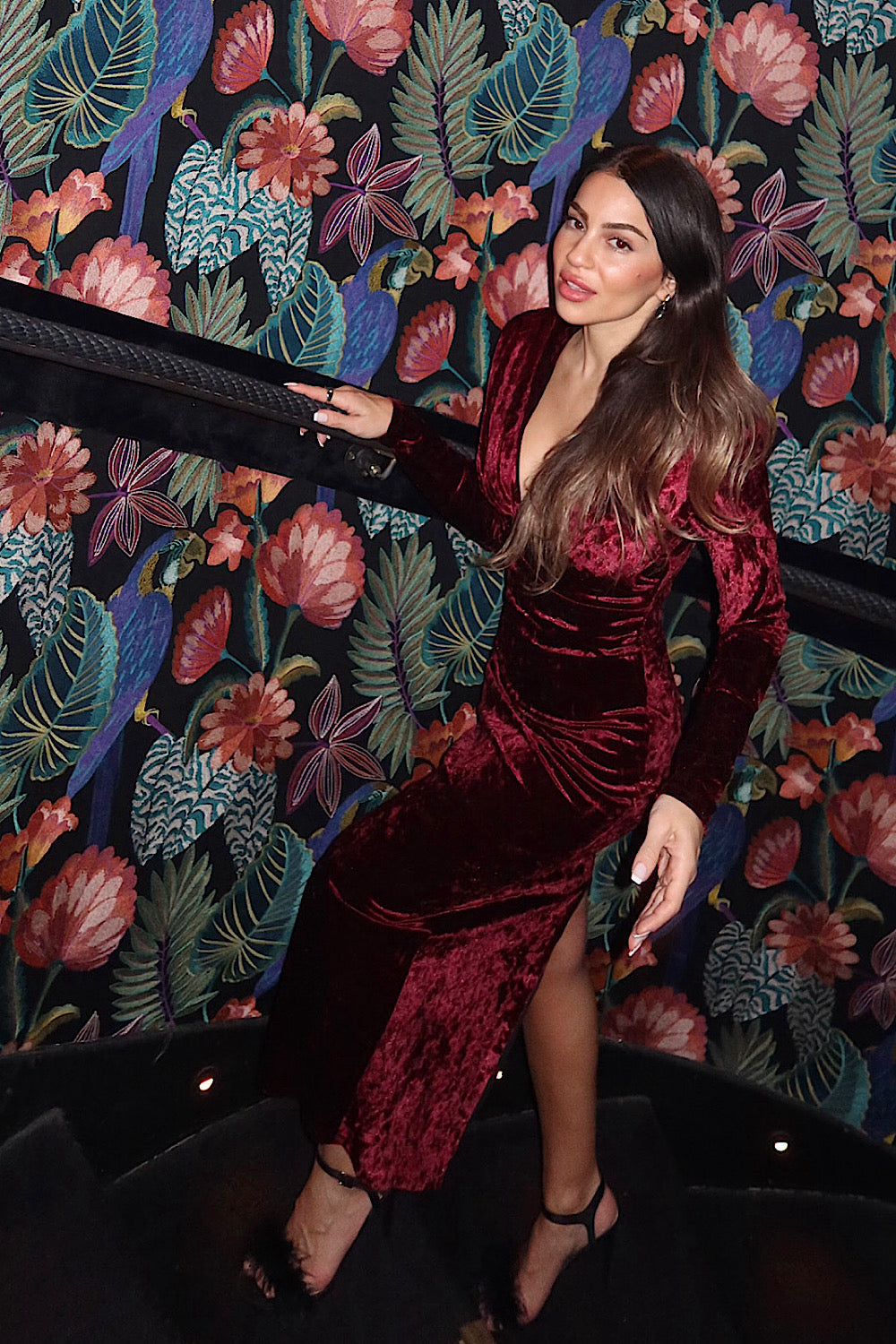 Roselenda Classy Bordo Kadife Dik Yaka Vatkalı Midi Elbise - 1