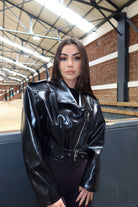 Roselenda Kadın Siyah Kalın Vatkalı Belden Kemerli Suni Deri Kısa Ceket Der01 - 1