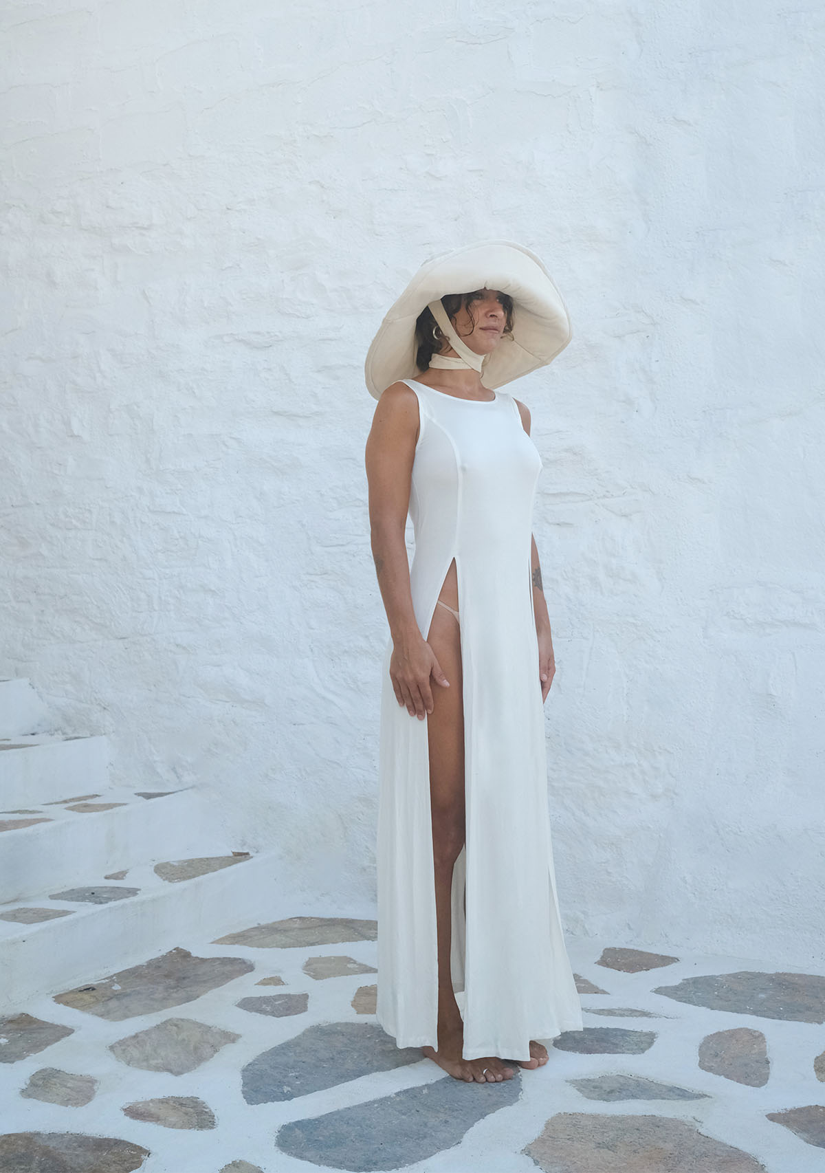 Tiny-Beyaz Derin Yırtmaçlı Yumuşak Kolsuz Elbise-Elbise-3-Milagron.com