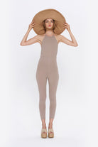 Tiny-Boyundan Bağlamalı Sırt Dekolteli Açık Kahverengi Tulum-Tulum-1-Milagron.com