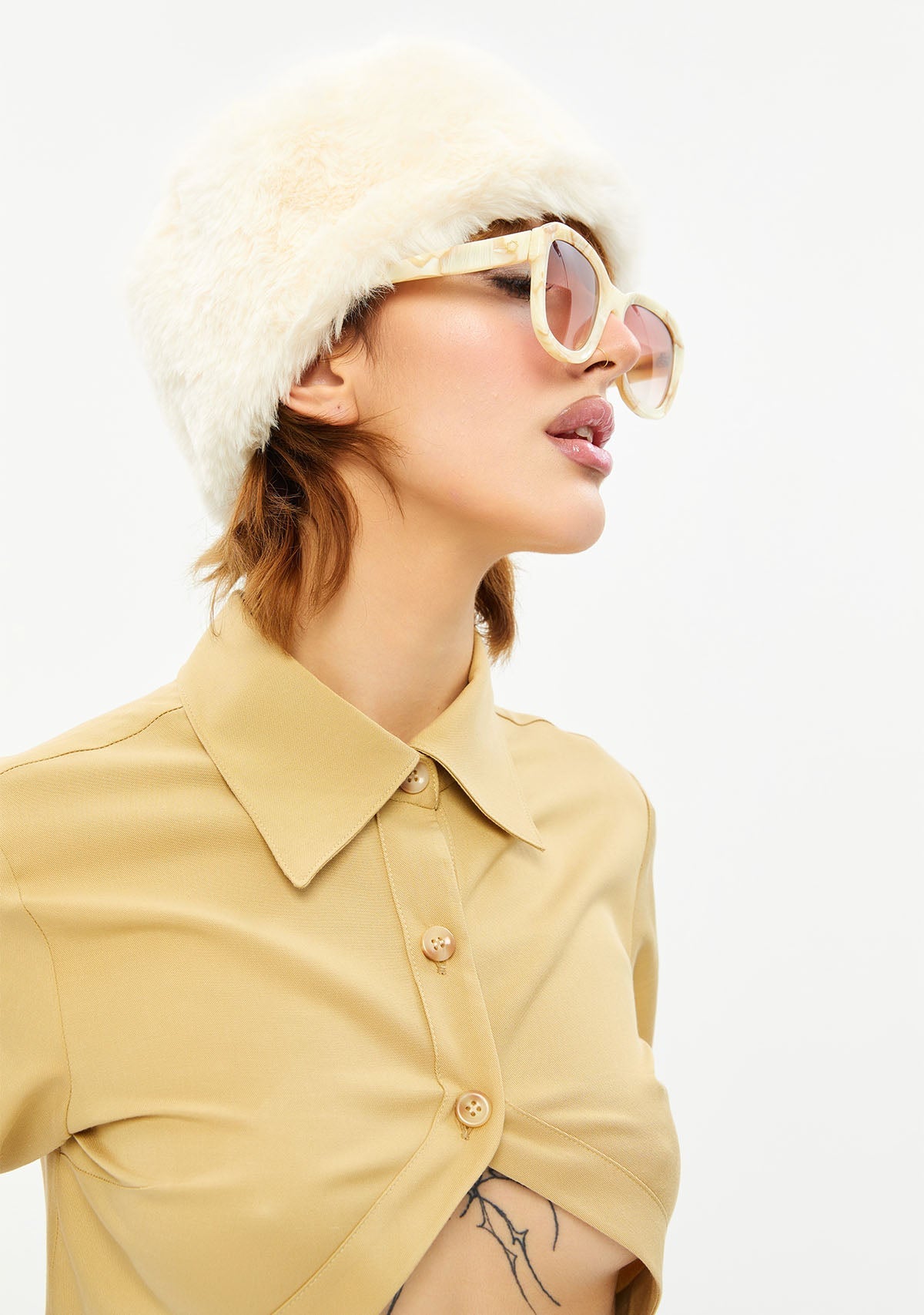 Tiny-Göbeği Açık Dik Yaka Kısa Bej Gömlek-Gömlek-7-Milagron.com