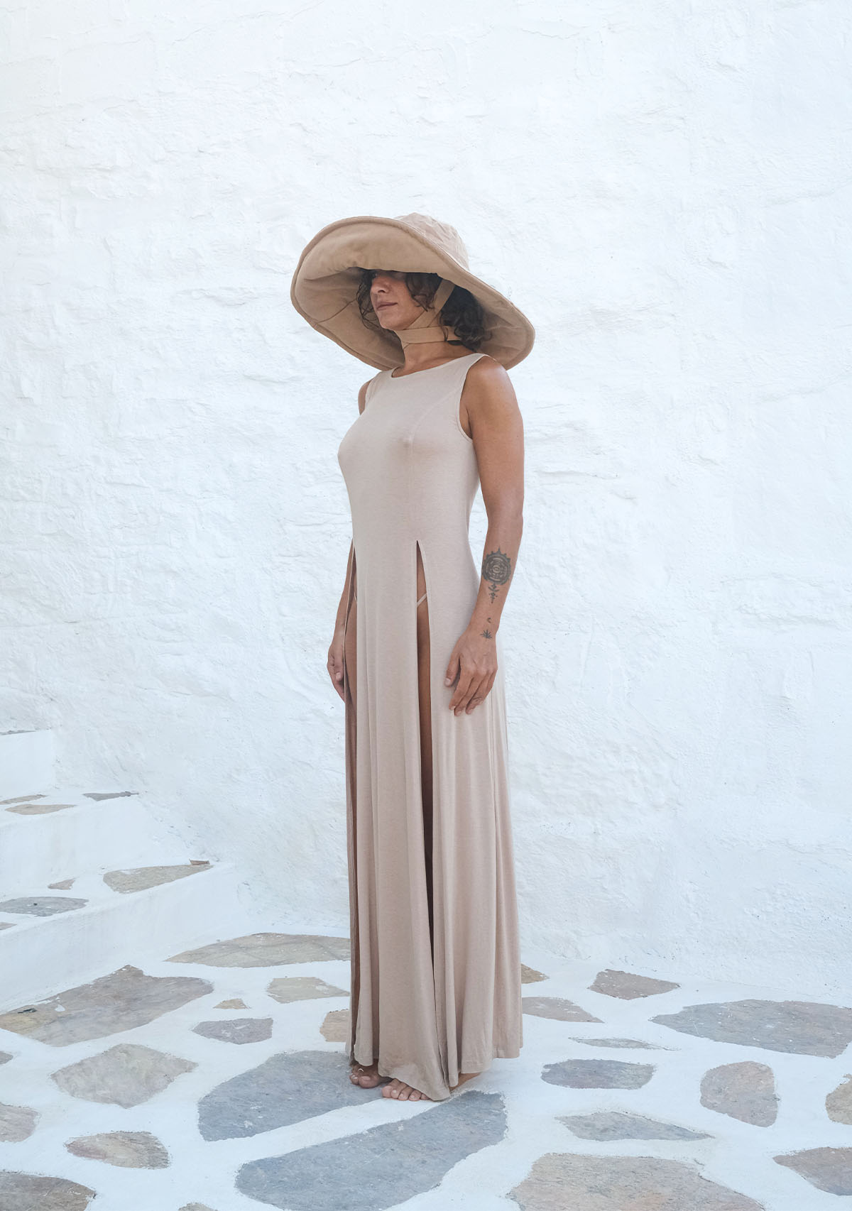 Tiny-Nude Derin Yırtmaçlı Yumuşak Kolsuz Elbise-Elbise-4-Milagron.com