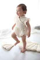 Totzee-Müslin Fırfırlı Mini Ponpon Tulum Deniz Kabuğu-Çocuk Elbise & Tulum-2-Milagron.com