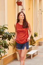 Towdoo-Poppy – Yan Bağlı Kolsuz Bluz – Kiremit-Bluz-1-Milagron.com