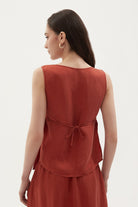 Towdoo-Poppy – Yan Bağlı Kolsuz Bluz – Kiremit-Bluz-5-Milagron.com