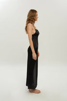 Valnue Lingerie-Luna Siyah Nakış Detaylı Yırtmaçlı İpek Gecelik-Gecelik-5-Milagron.com