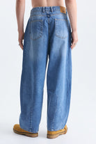 Metal Kanca Detaylı Balloon Fit Jean