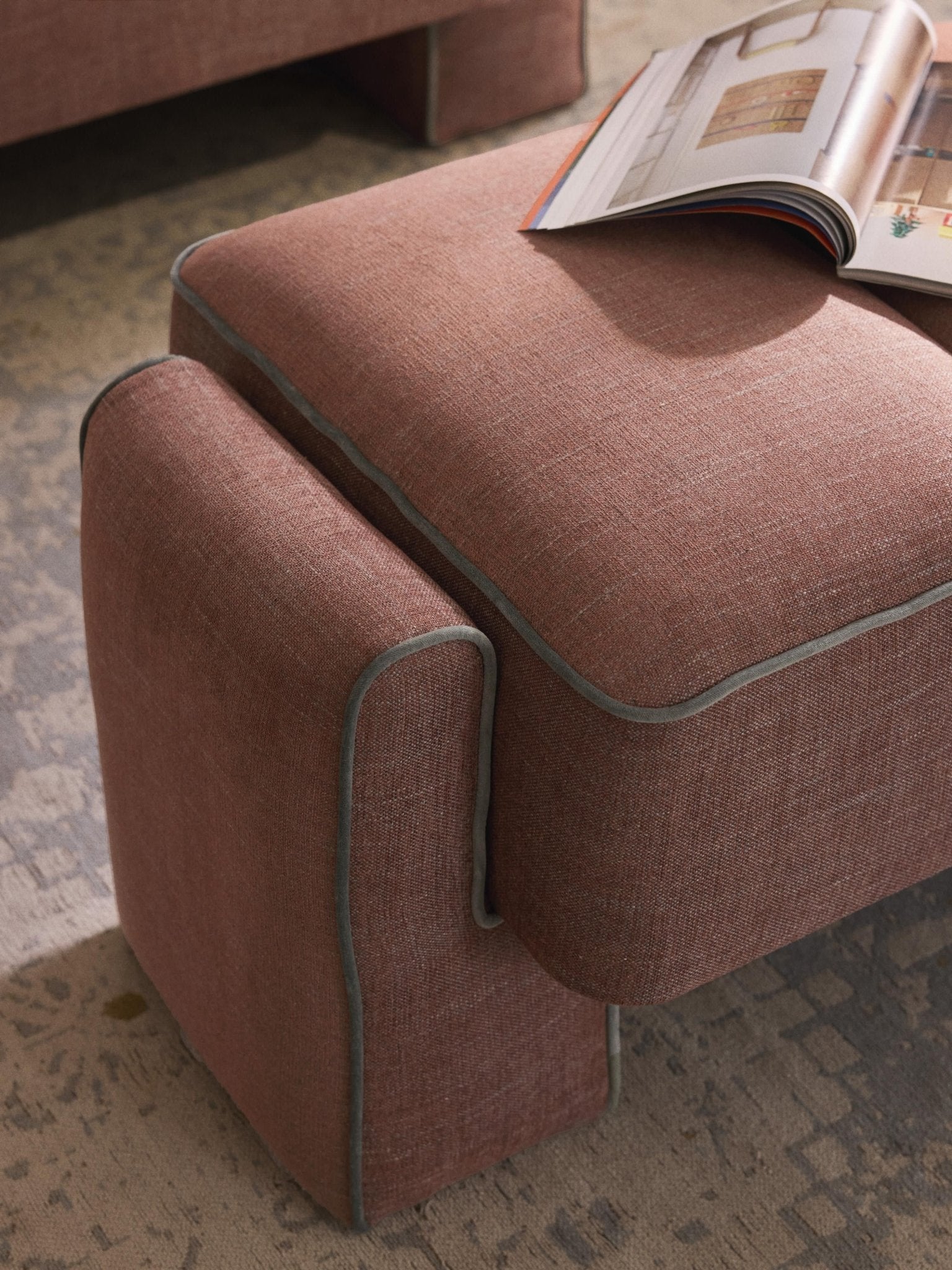 Bobi Modern Tasarım Beklede Poef Şık Dekoratif Oturma Parçası