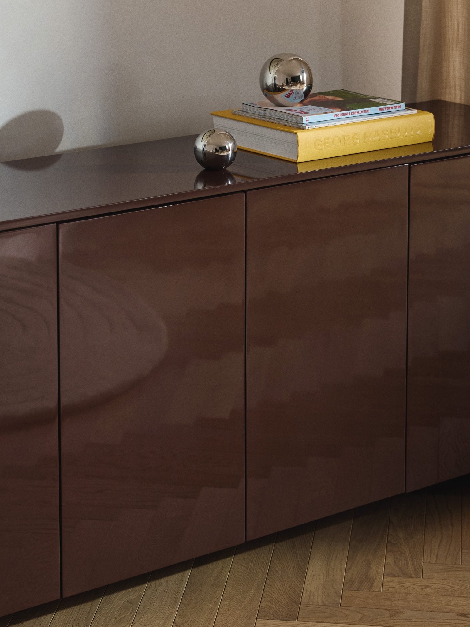 Liv Modern Dresuar: Parlak Yüzey Ve Fonksiyonel Tasarım Ile 170 Cm Genişlik