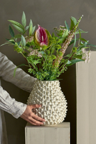 Warm Design-Kabartmalı Krem Seramik Vazo-Vazo-1-Milagron.com