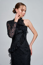 Zeynep Kaya-Asimetrik Volanlı Tek Kol Dantel Siyah Elbise-Elbise-3-Milagron.com