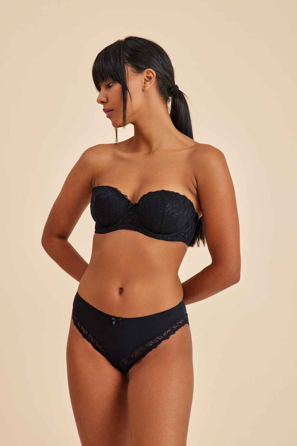 Amarelle-Amy Siyah Balenli Dantelli Dolgusuz Pedli Toparlayıc Straplez Sütyen-Sütyen-2-Milagron.com