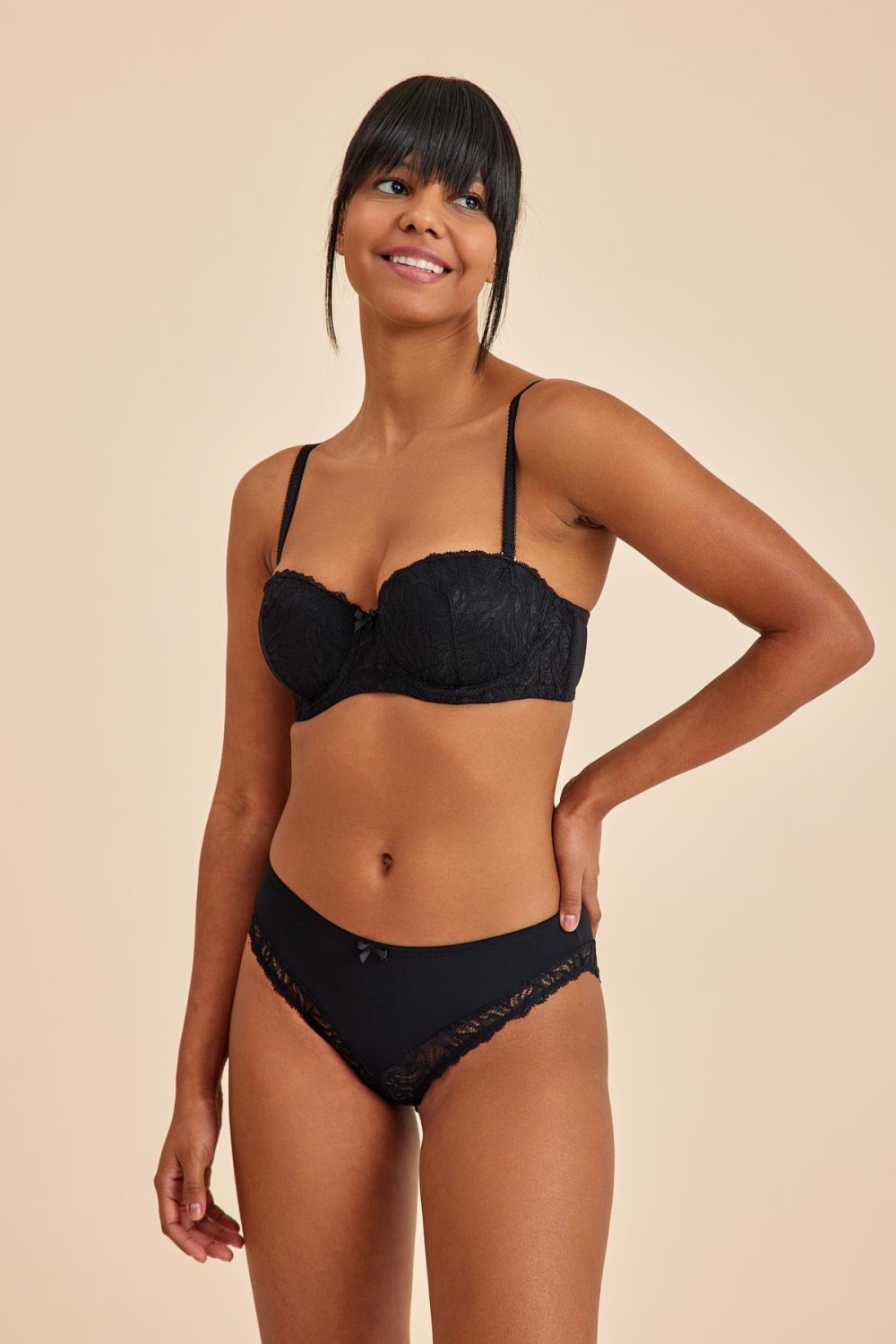 Amarelle-Amy Siyah Balenli Dantelli Dolgusuz Pedli Toparlayıc Straplez Sütyen-Sütyen-1-Milagron.com