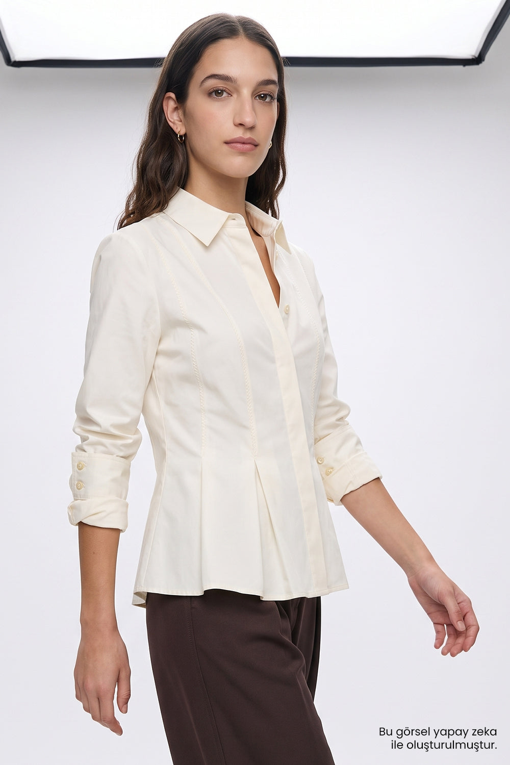 Bele Oturan Pileli Uzun Kollu Slim Fit Ekru Gömlek