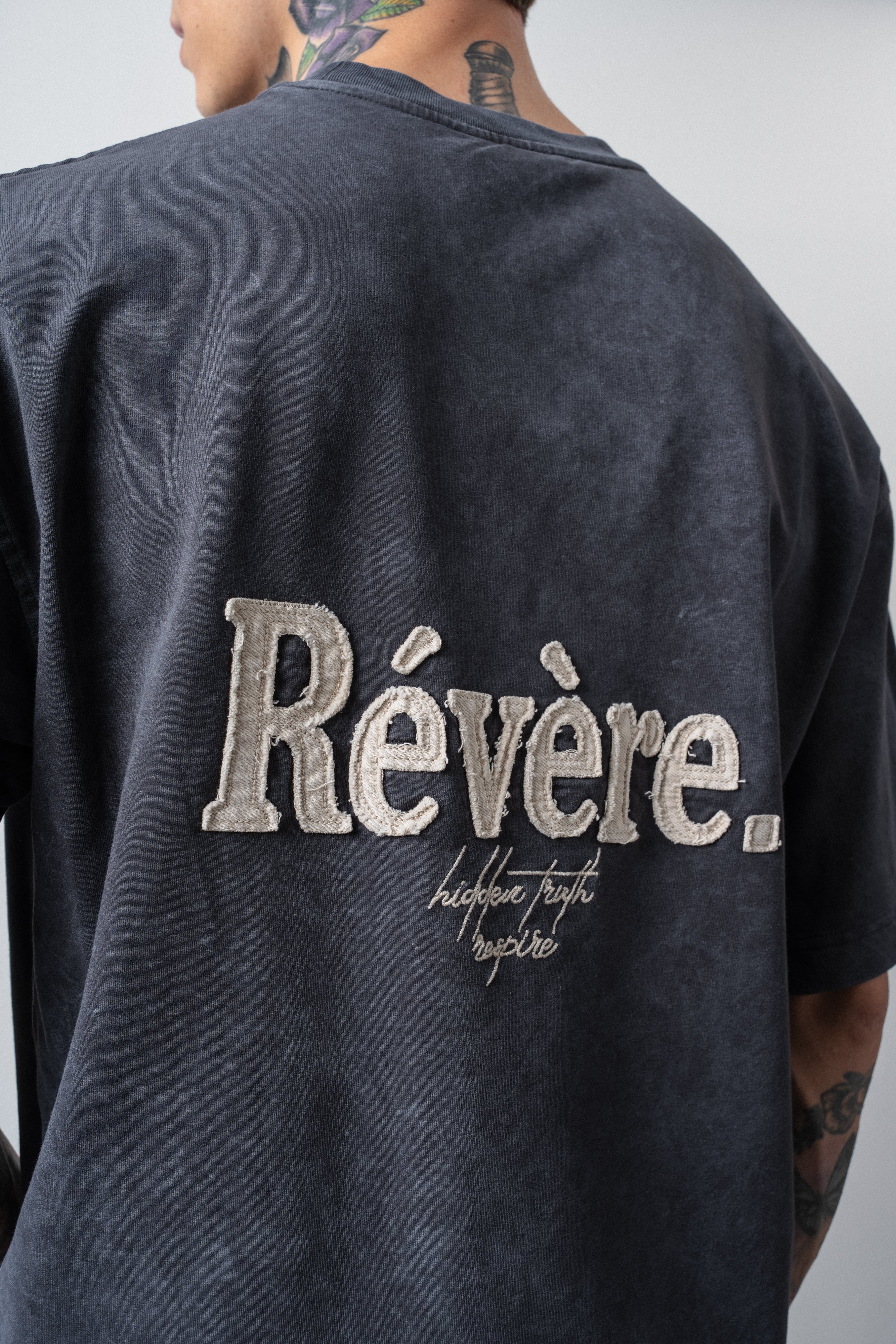 Erkek Revere Nakışlı Yıkamalı Oversize T-Shirt Füme