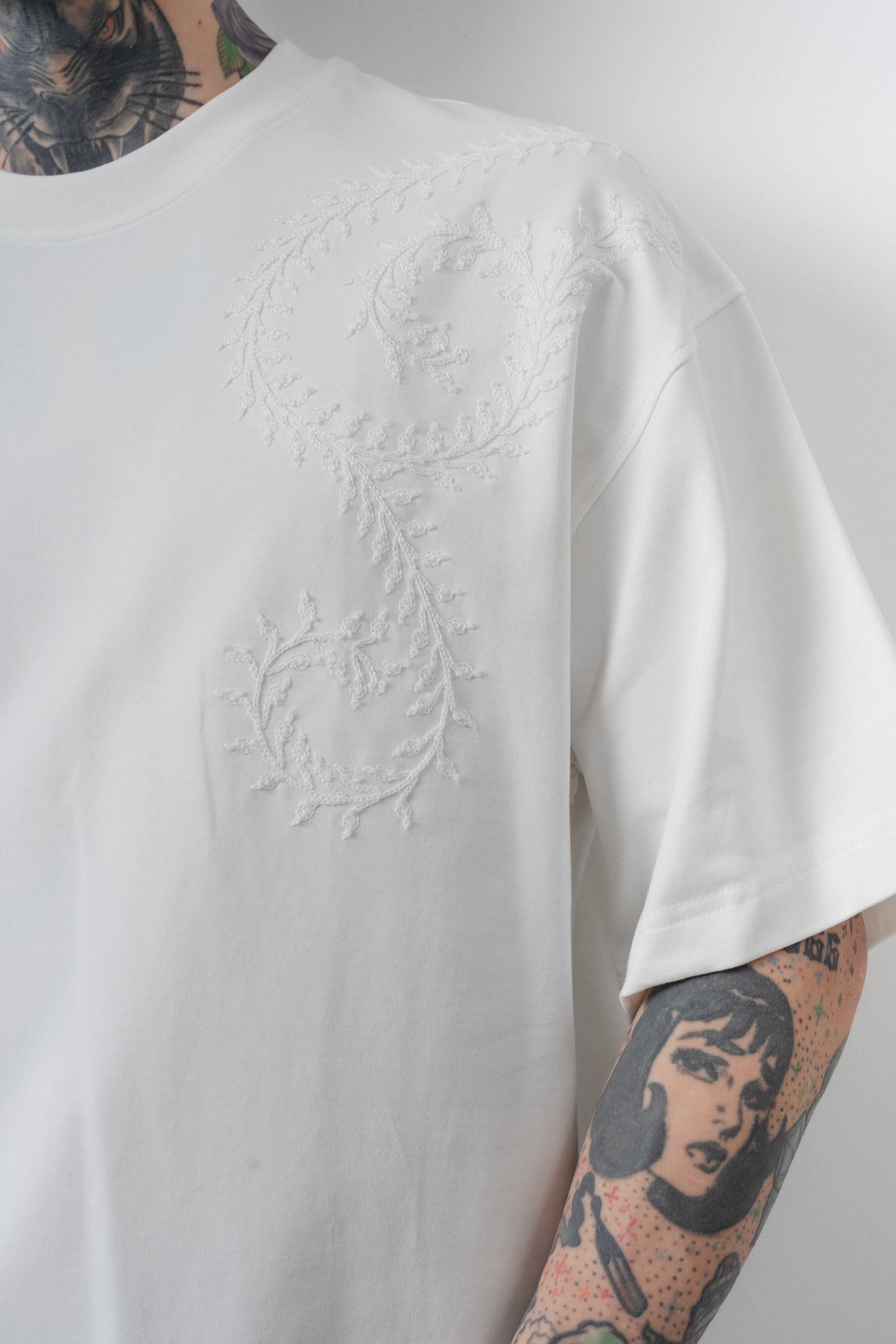 Erkek Spiral Nakış Detaylı Oversize T-Shirt Ekru