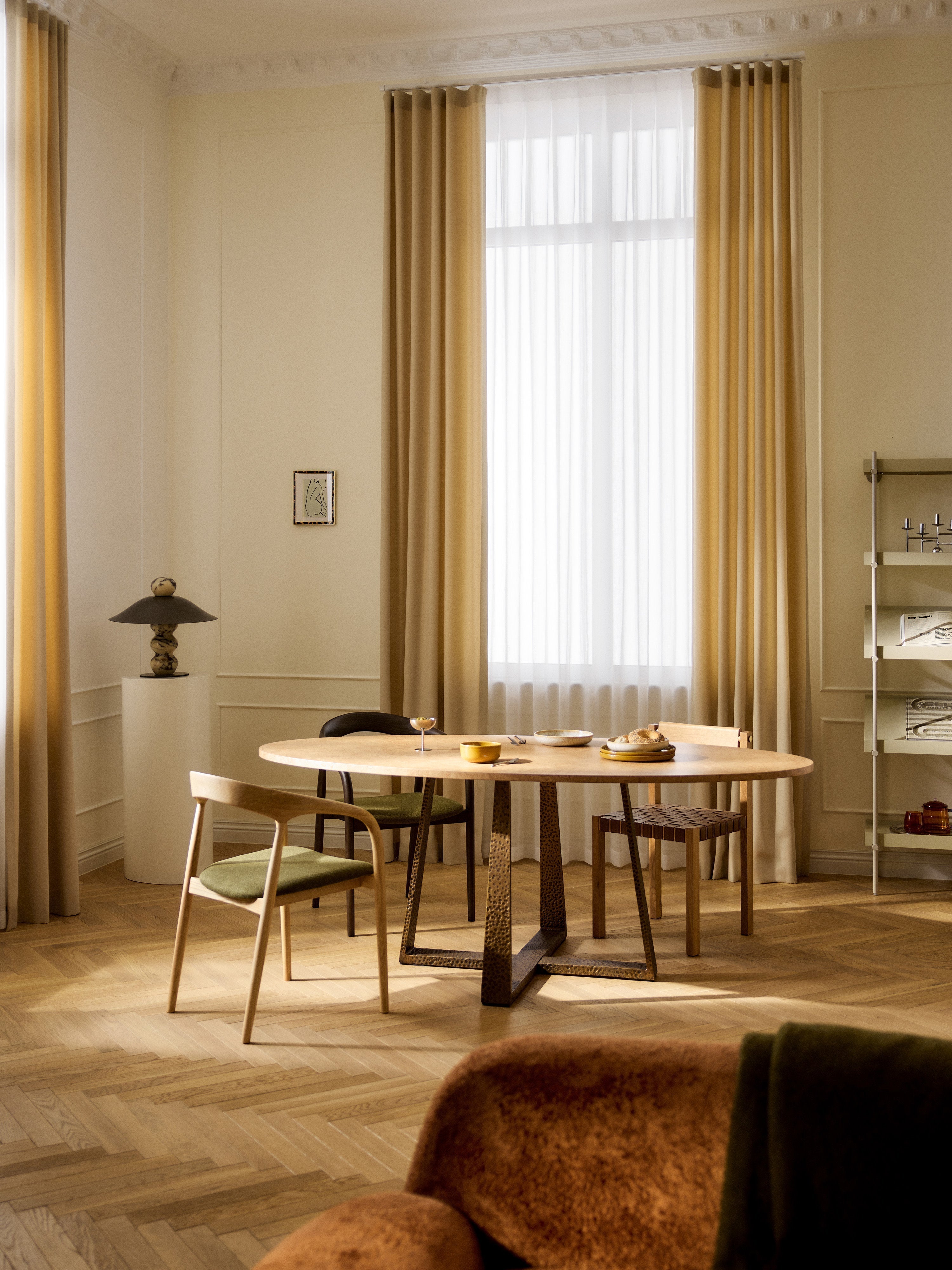Velotti Oval Burlwood Yemek Masası Altın Ayaklı