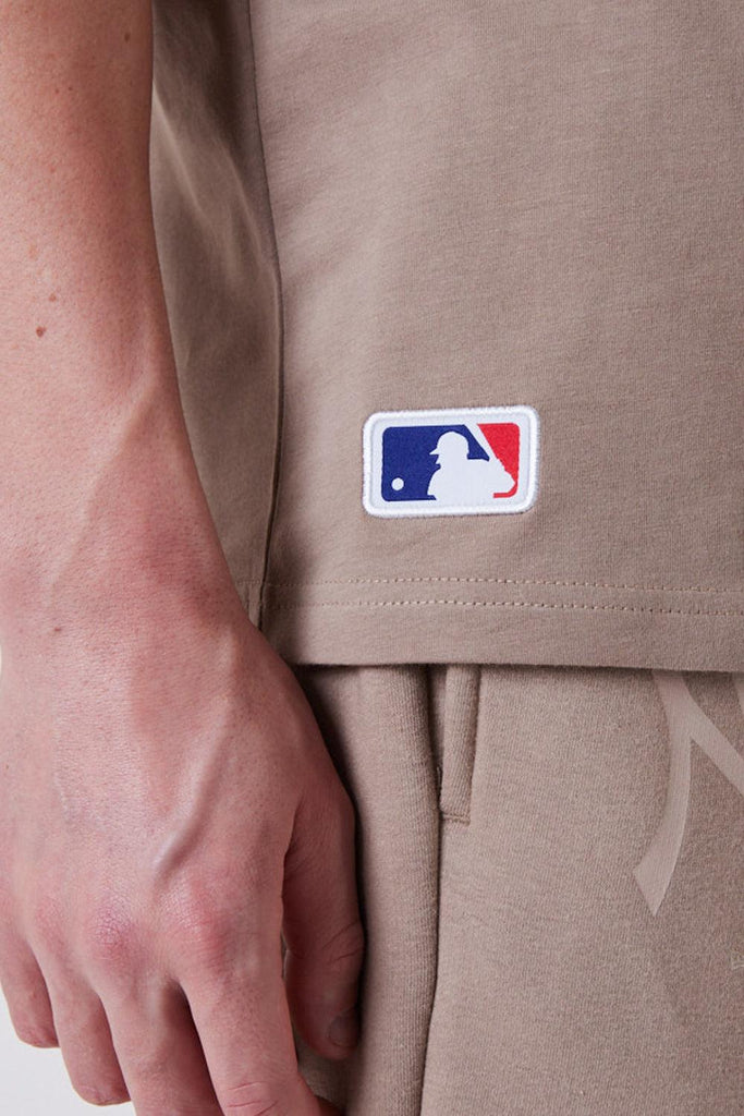 New Era | MLB League Essential Oversized Hoodie Tee Brown 4 | Milagron