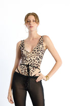 no'design-Derin V Yaka Kalın Askılı Leopar Desenli Bodysuit-Bodysuit-1-Milagron.com