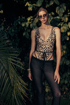 no'design-Derin V Yaka Kalın Askılı Leopar Desenli Bodysuit-Bodysuit-3-Milagron.com