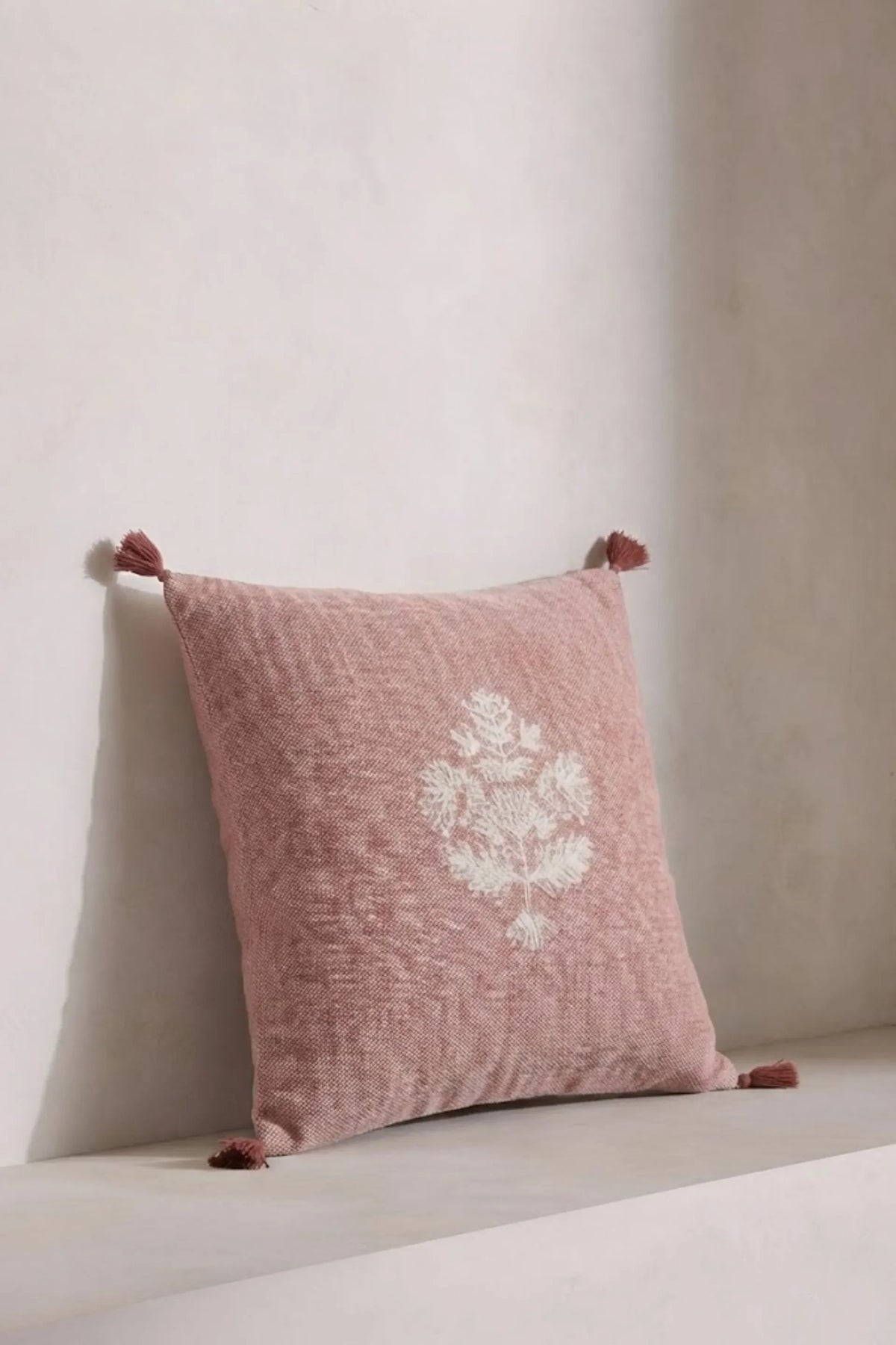 Nysa Nakışlı Püsküllü Kırlent Kılıfı | 45x45 cm | %100 Pamuk | Köşe Püskül | Jojomia