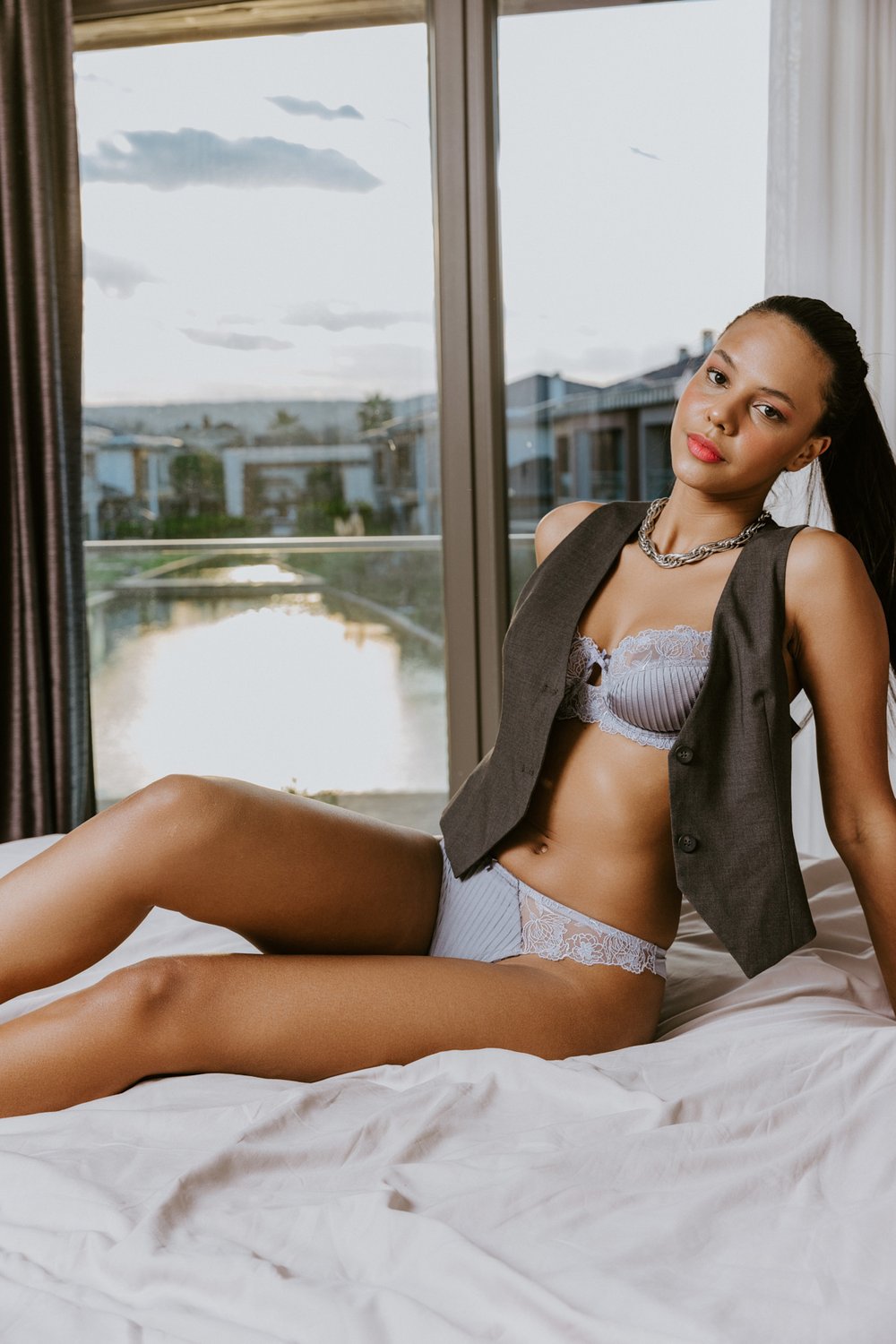 Amarelle-Paris Gri Mavi Balenli Dantelli Dolgusuz Toparlayıcı Balkonet Sütyen-Top-8-Milagron.com