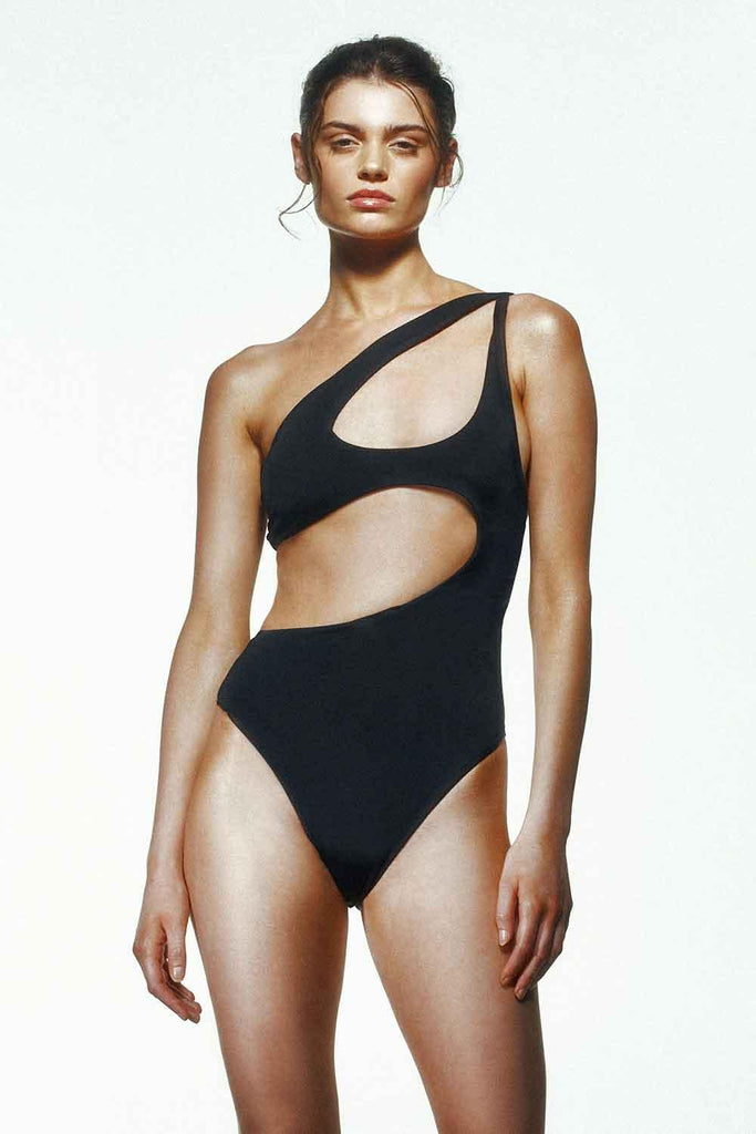 Selia Richwood | Rani Black Swimsuit 1 | Milagron
