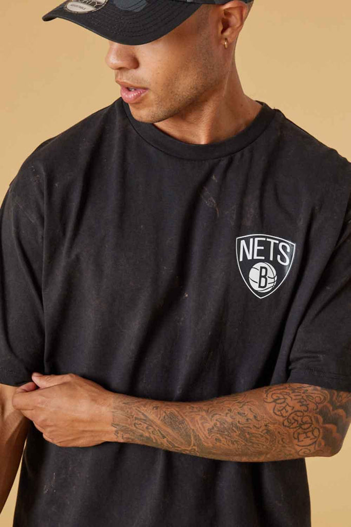 New Era | Washed Pack Graphic Oversized Tee Brooklyn Nets 5 | Milagron