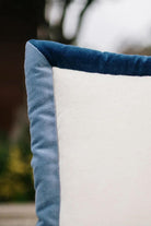 22 Maggio Istanbul-Bicolore Mavi Kadife Kenarlı Keten Yastık 50x50 cm-Yastık-3-Milagron.com