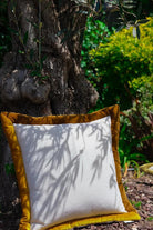 22 Maggio Istanbul-Bicolore Sarı Kadife Kenarlı Keten Yastık 50x50 cm-Yastık-4-Milagron.com