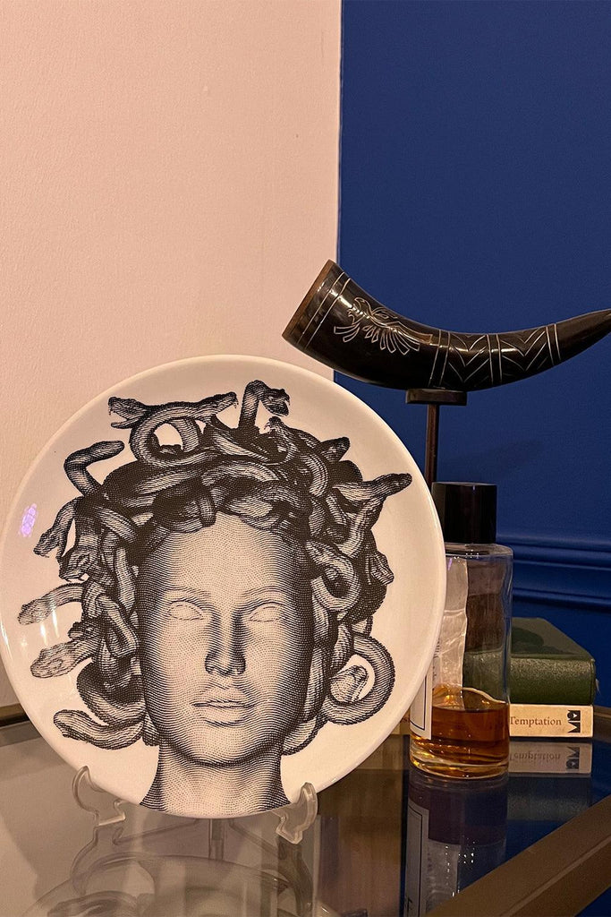 Gorgo Iruka | Tabak & Kase | Dekoratif Tabak #01 Medusa Is Beautiful Now | Milagron 