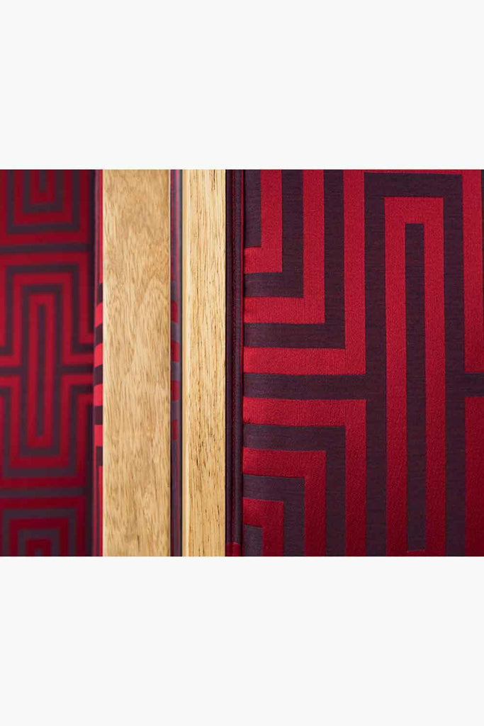 Alpaq Studio | Dekoratif Objeler | Labirent Desenli Kırmızı Ahşap Paravan | Milagron 