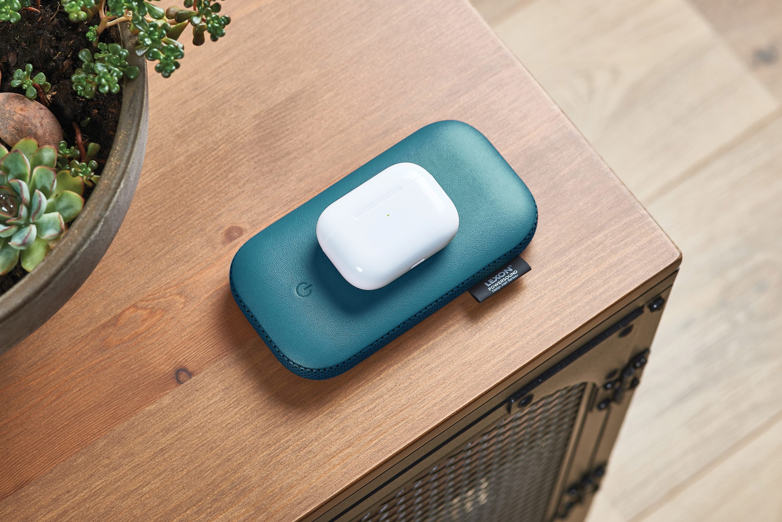 Lexon-Powersound Deri Kablosuz şarj Cihazı Ve Bluetooth Hoparlör-Taşınabilir Hoparlör-10-Milagron.com