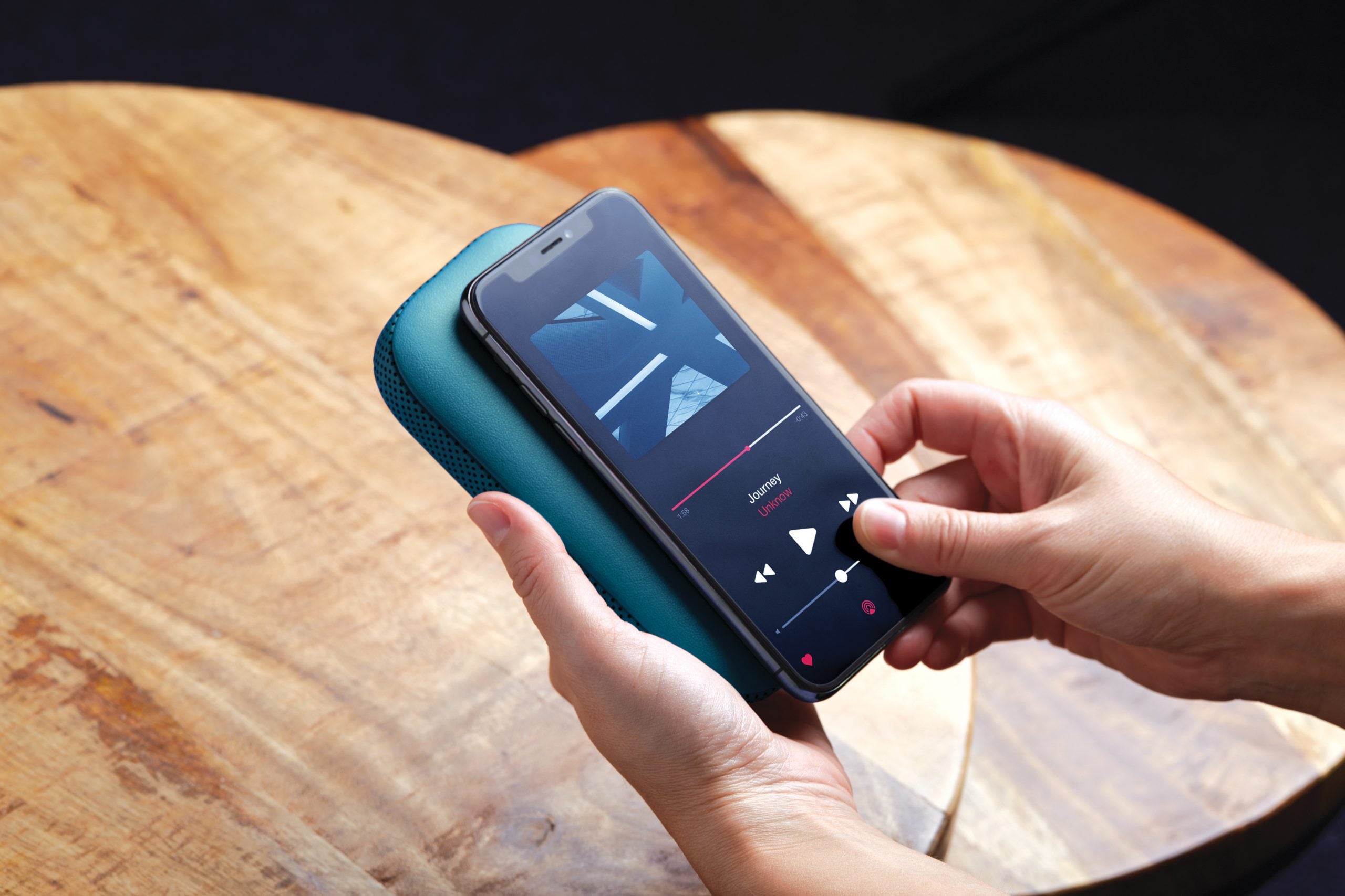 Lexon-Powersound Deri Kablosuz şarj Cihazı Ve Bluetooth Hoparlör-Taşınabilir Hoparlör-11-Milagron.com