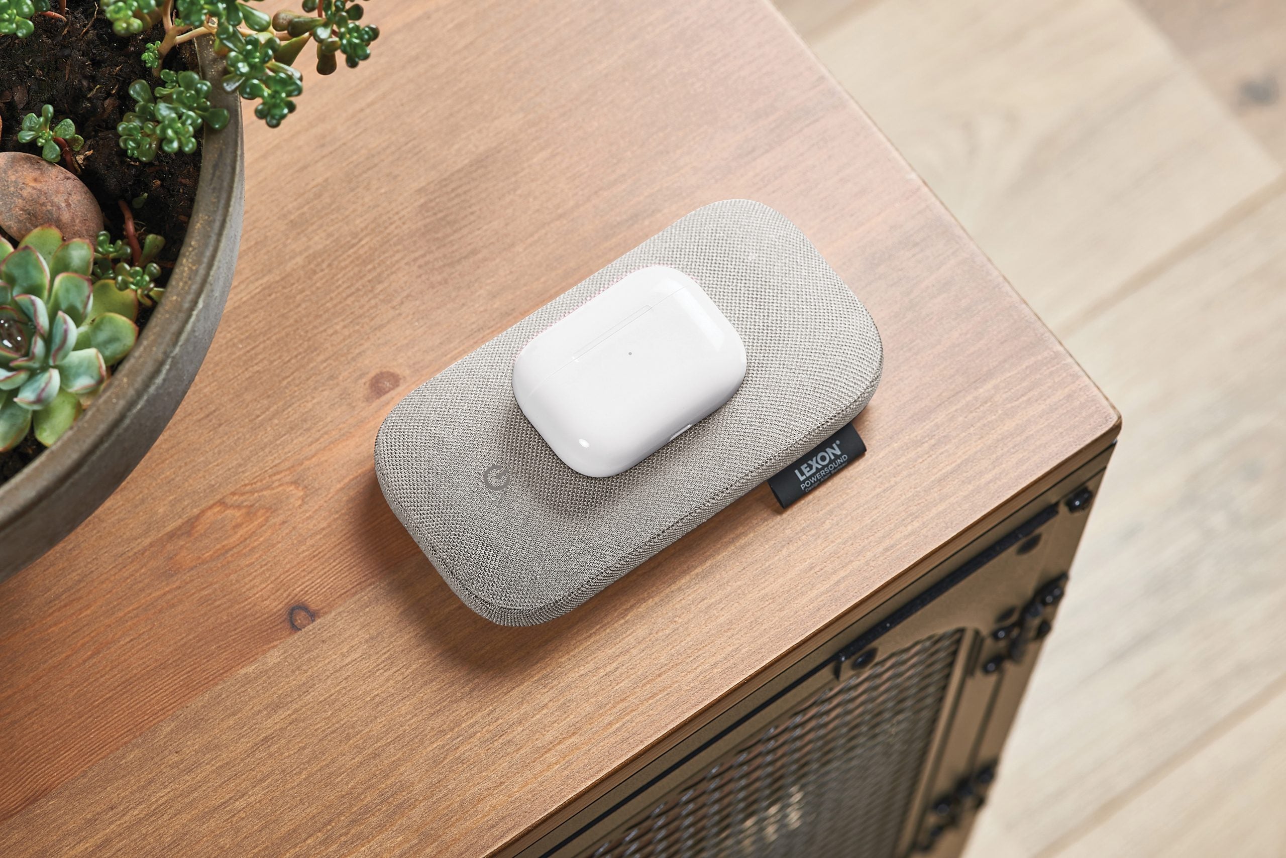 Lexon-Powersound Kablosuz şarj Cihazı Ve Bluetooth Hoparlör-Taşınabilir Hoparlör-2-Milagron.com