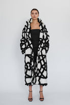 Mirimalist-XXX Siyah Beyaz Kürk Uzun Kaban-Kaban-2-Milagron.com